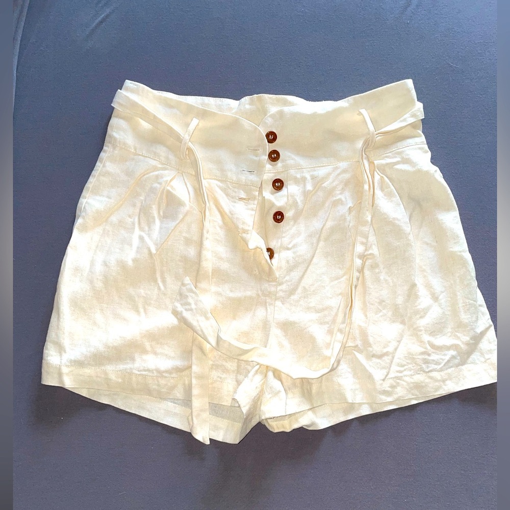 Cream Women's Hight Waist Shorts. Tie waist. Lightly worn. Perfect for summer!